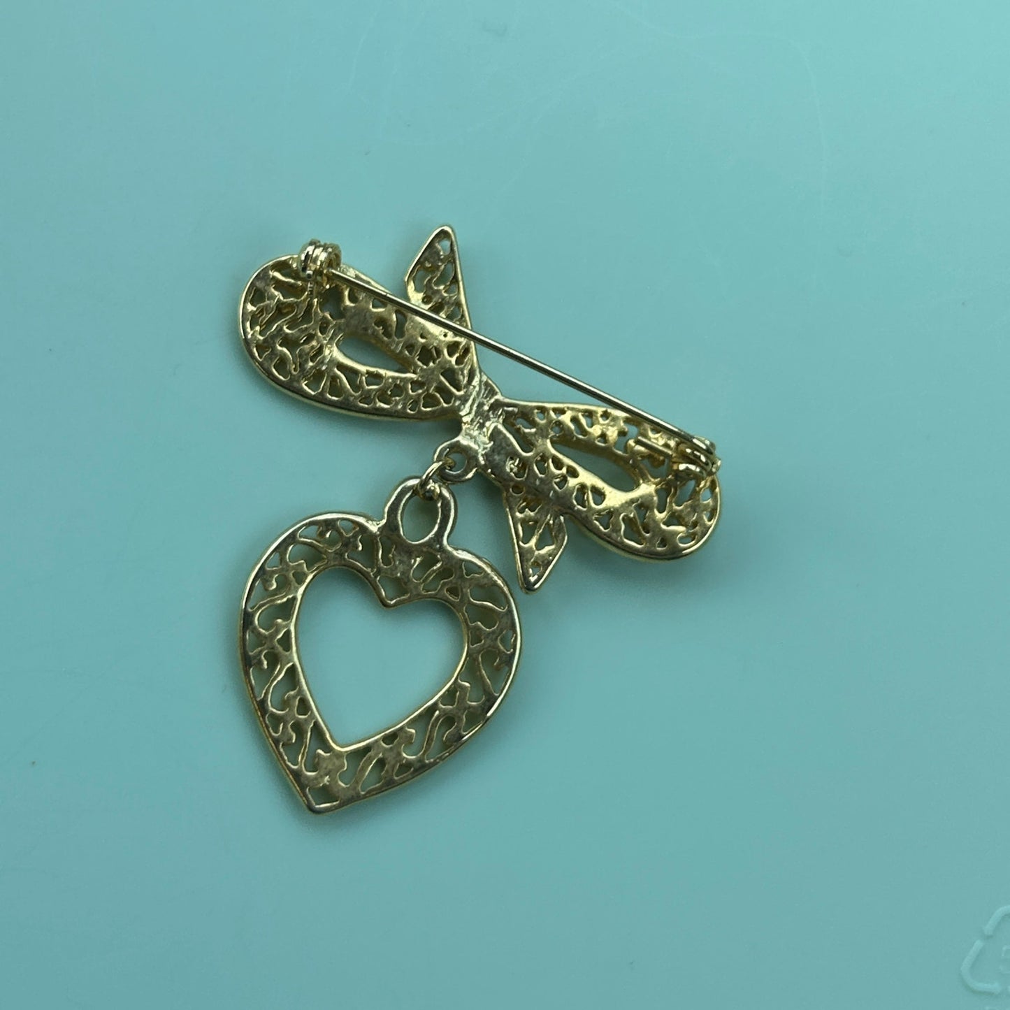 Vintage Filigree Heart and Bow Dangle Brooch – Gold Tone Fashion Jewelry