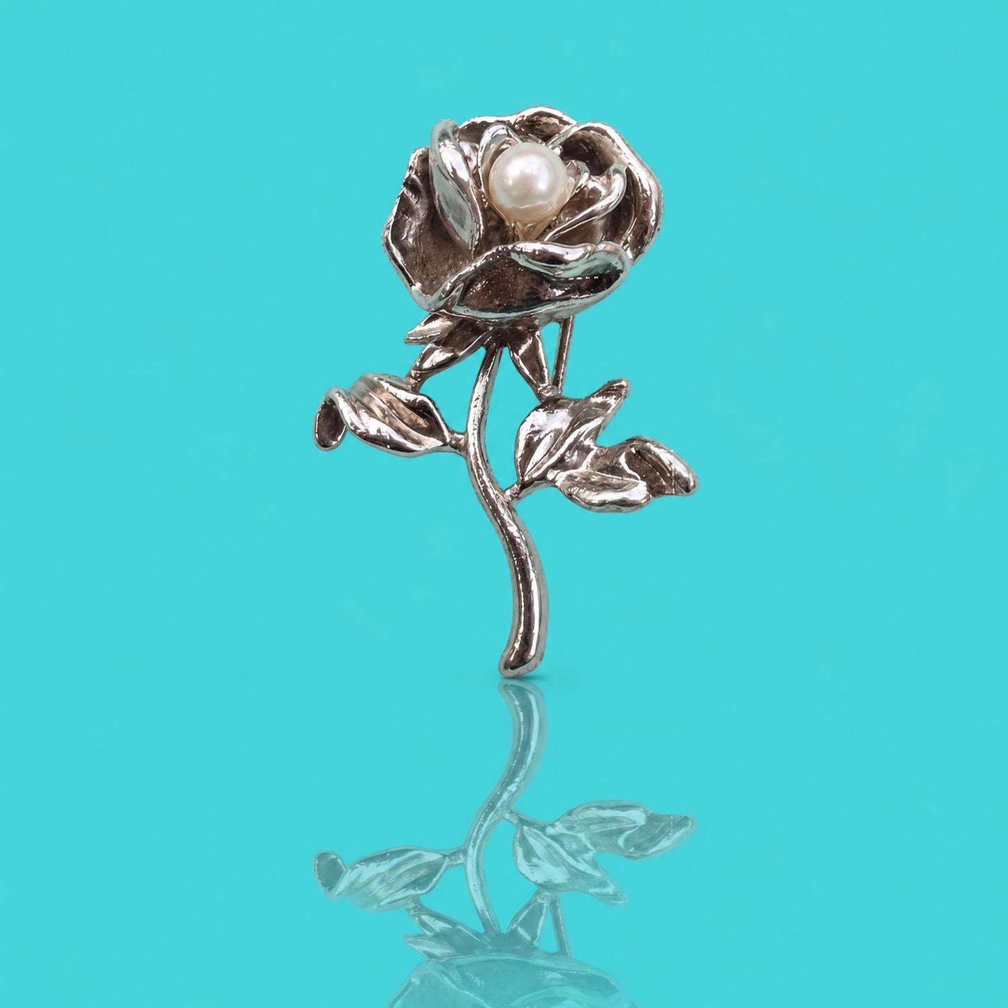 Vintage Silver Tone Rose Brooch with Faux Pearl – Elegant Floral Lapel Pin