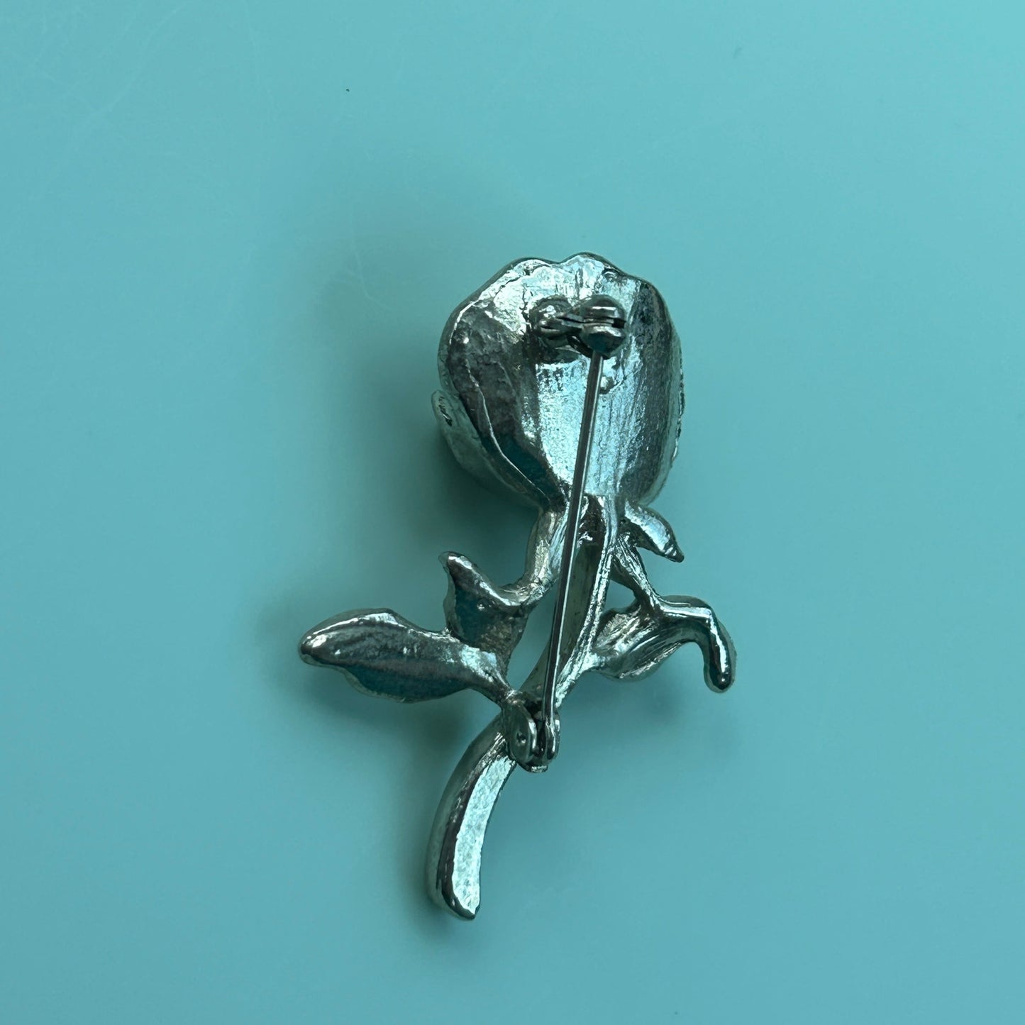Vintage Silver Tone Rose Brooch with Faux Pearl – Elegant Floral Lapel Pin