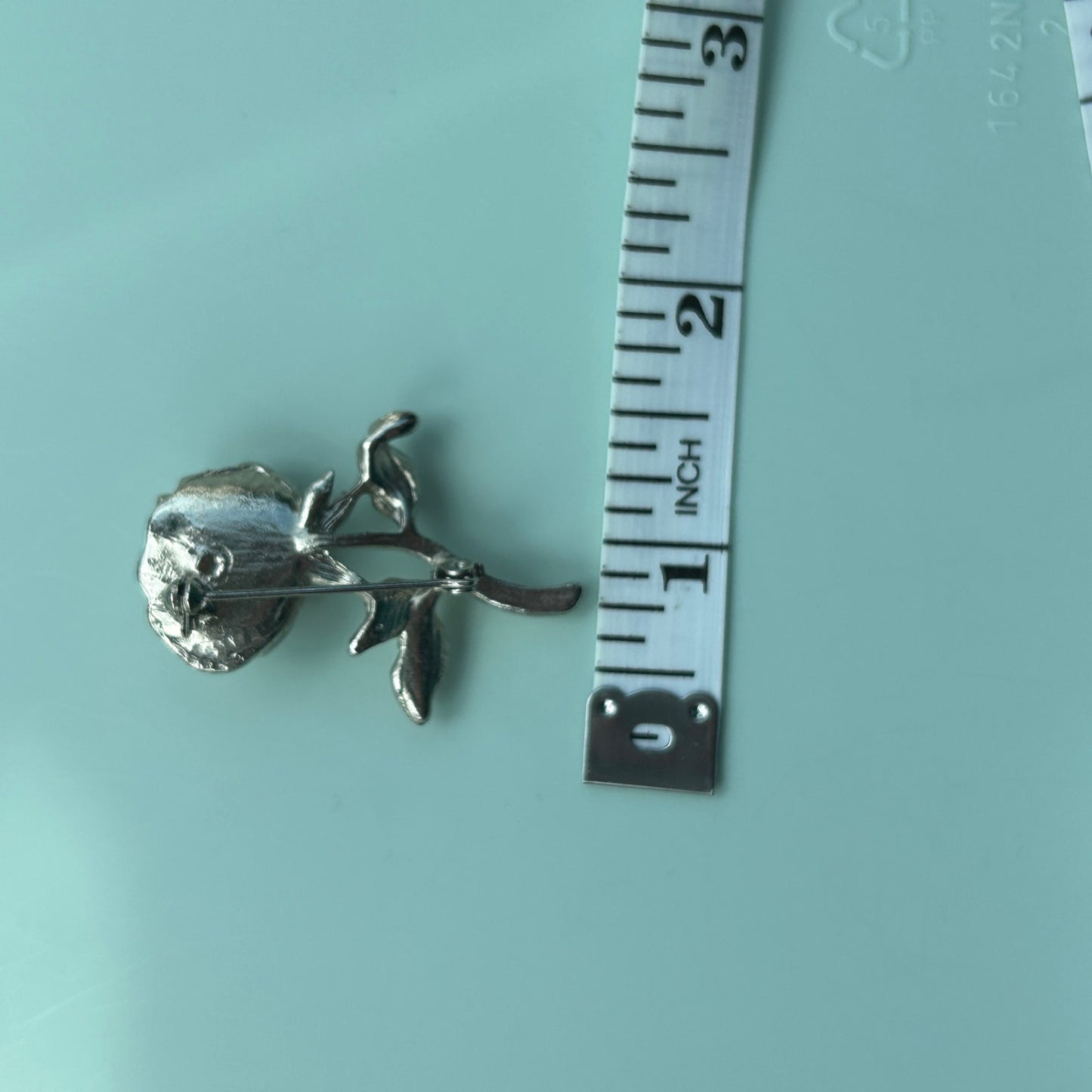 Vintage Silver Tone Rose Brooch with Faux Pearl – Elegant Floral Lapel Pin