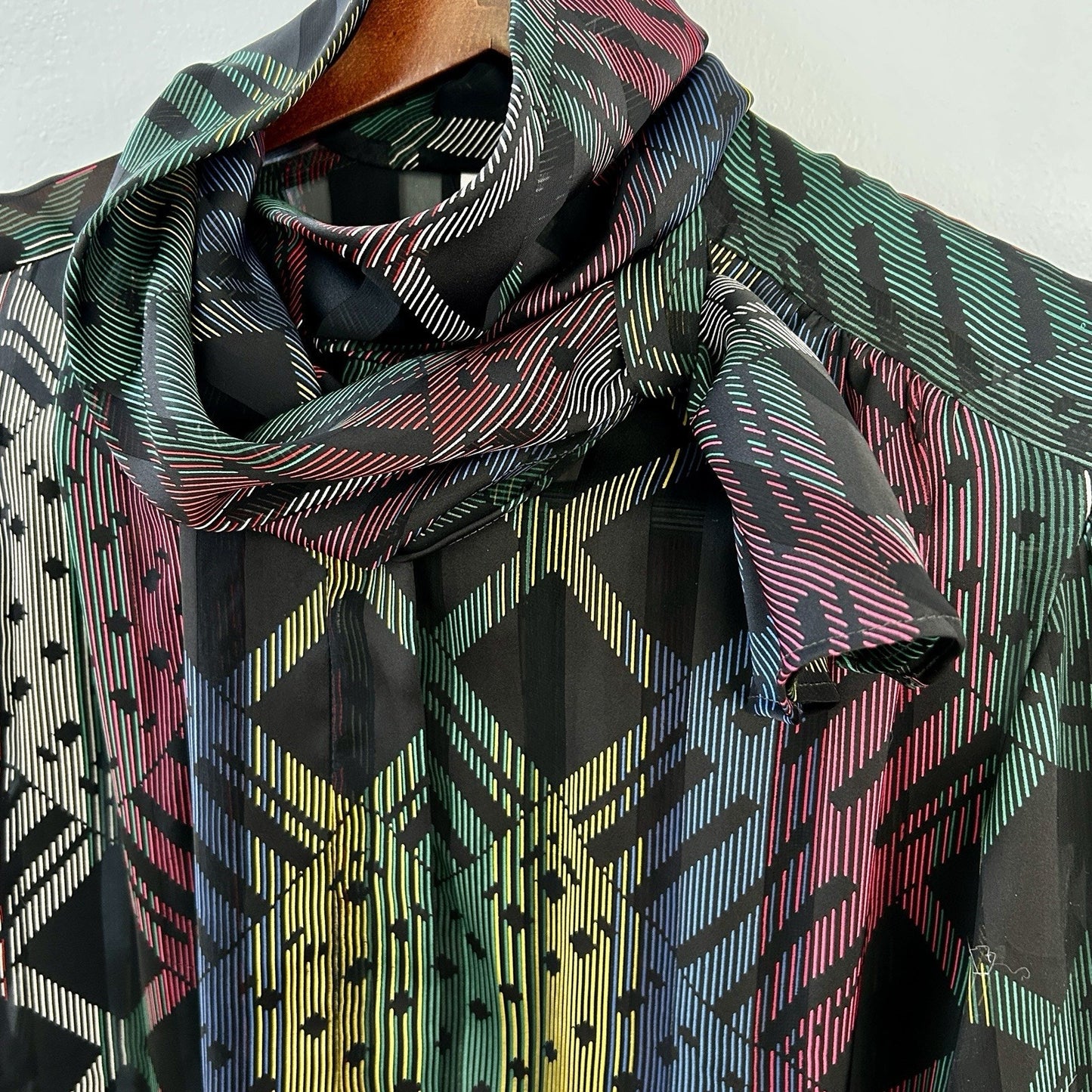 NICOLA Multicolor Geometric Chiffon Tie Neck Long Sleeve Blouse Size 8 Polyester