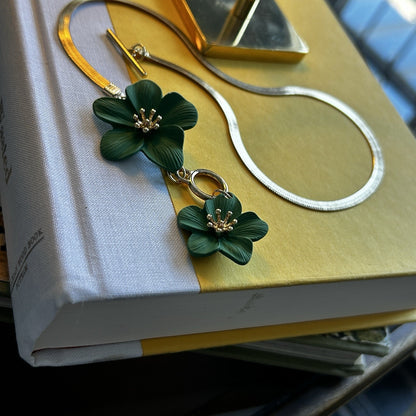 Green Floral Snake Chain Necklace with Toggle Closure and Flower Pendant
