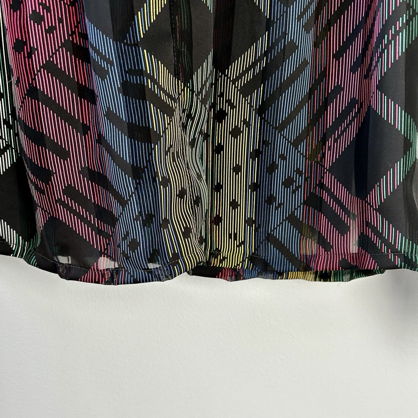 NICOLA Multicolor Geometric Chiffon Tie Neck Long Sleeve Blouse Size 8 Polyester