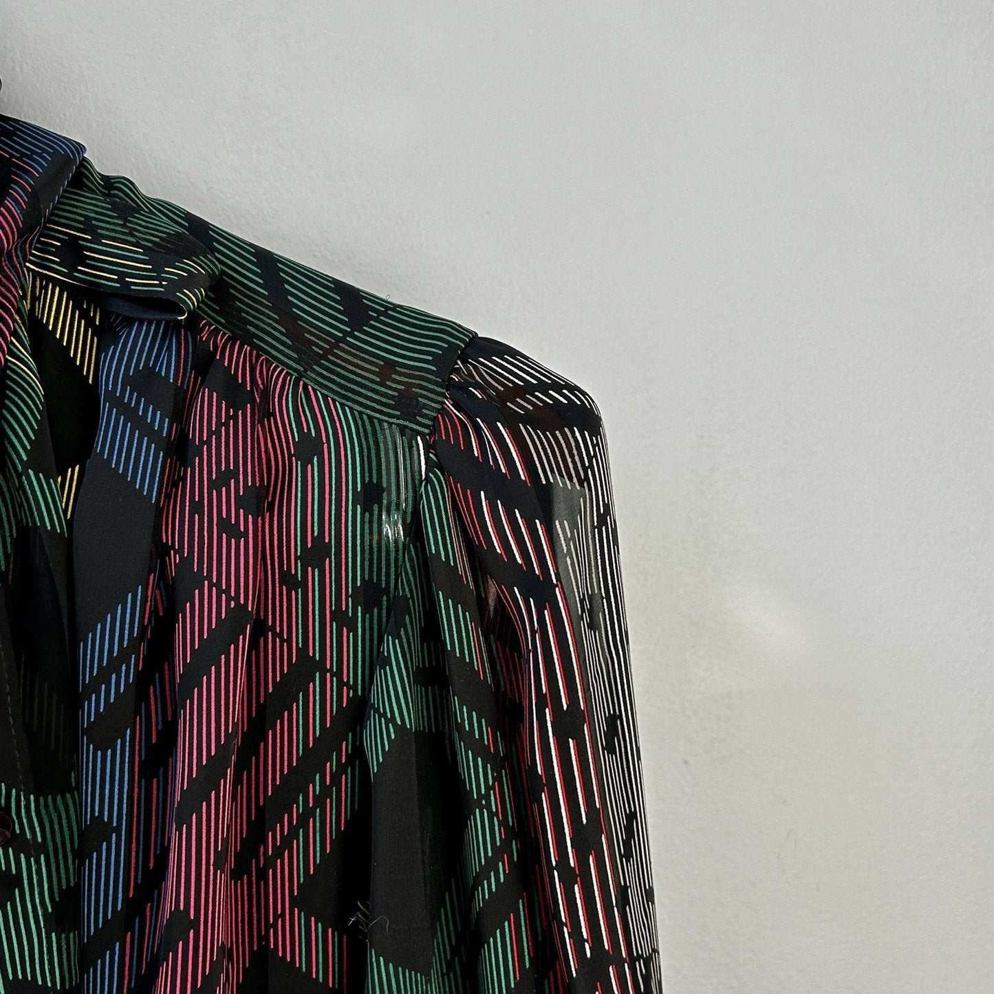 NICOLA Multicolor Geometric Chiffon Tie Neck Long Sleeve Blouse Size 8 Polyester