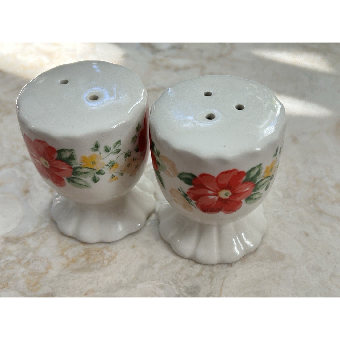 White Red Yellow Green Ceramic Pottery Salt & Pepper Shakers Floral Round Glossy