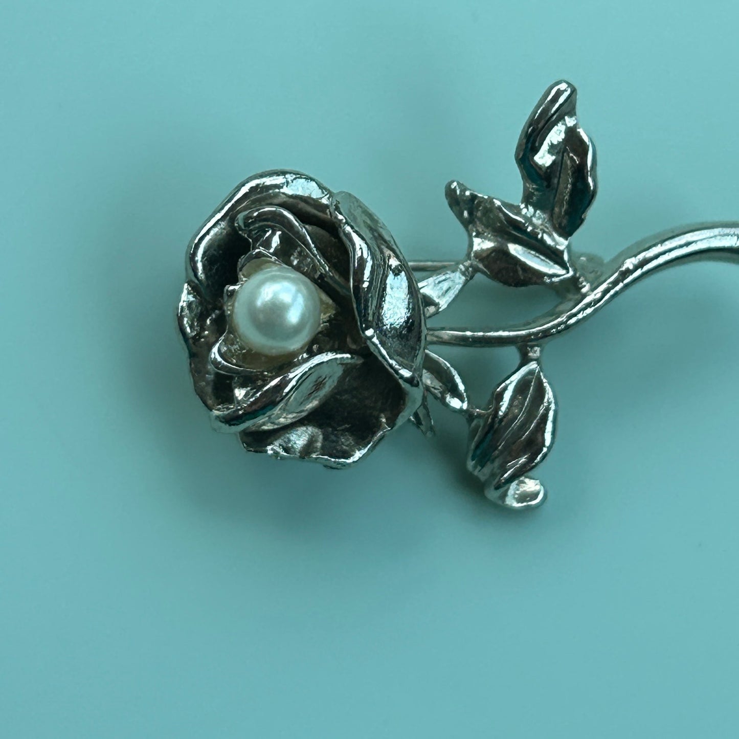 Vintage Silver Tone Rose Brooch with Faux Pearl – Elegant Floral Lapel Pin