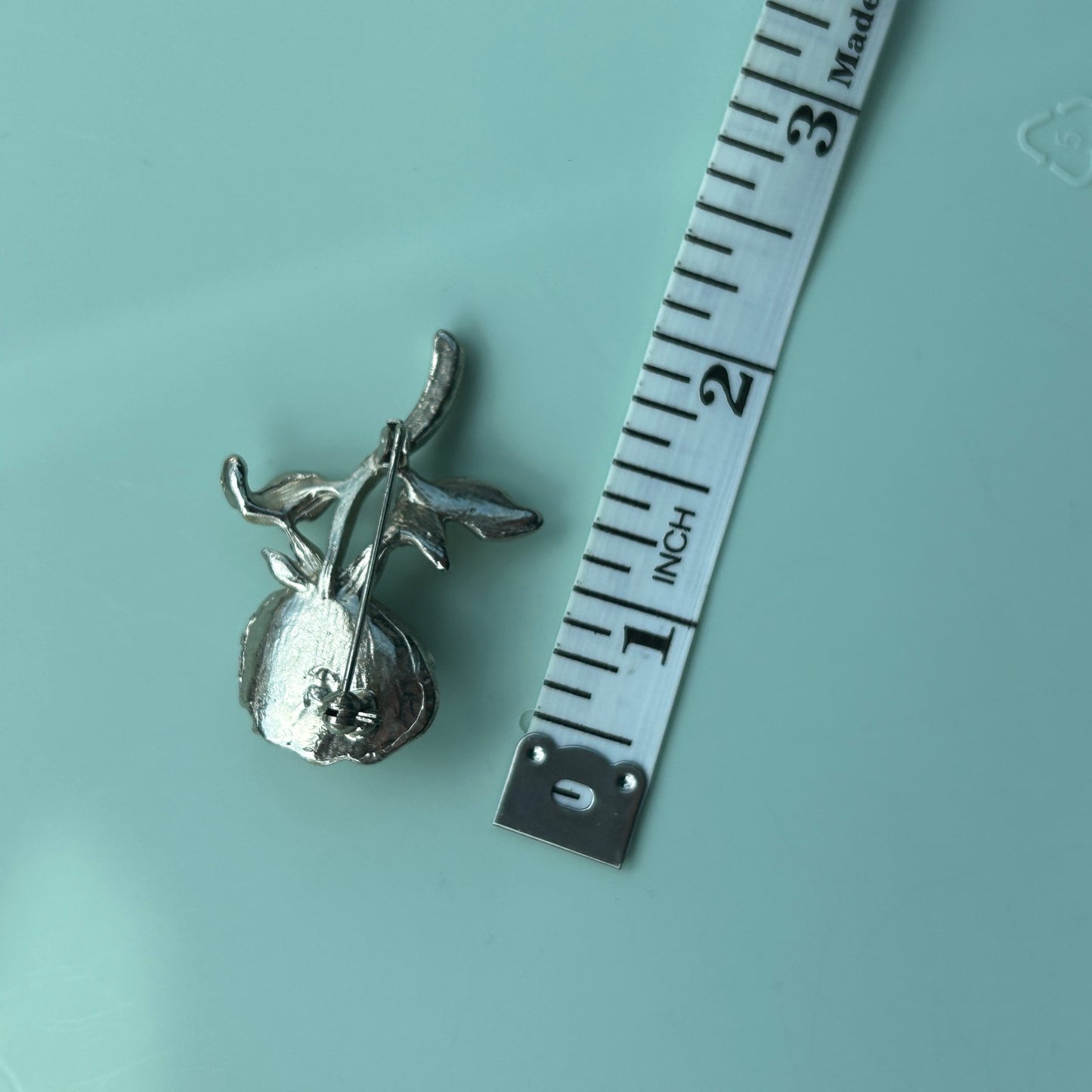 Vintage Silver Tone Rose Brooch with Faux Pearl – Elegant Floral Lapel Pin