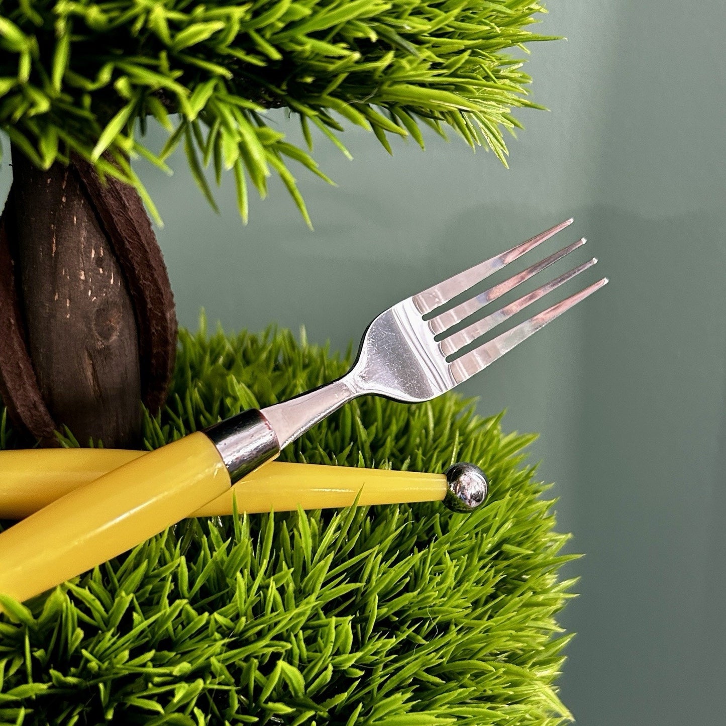 Contemporary Yellow Handle Stainless Steel Forks Set, Reusable, Glossy Finish
