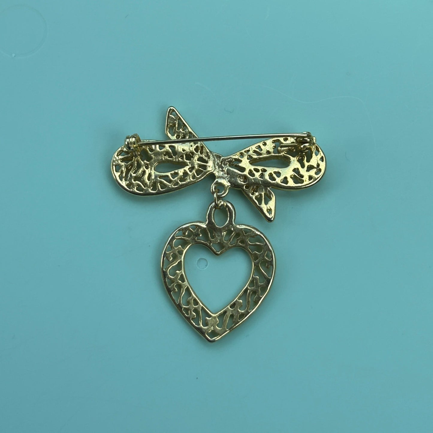 Vintage Filigree Heart and Bow Dangle Brooch – Gold Tone Fashion Jewelry