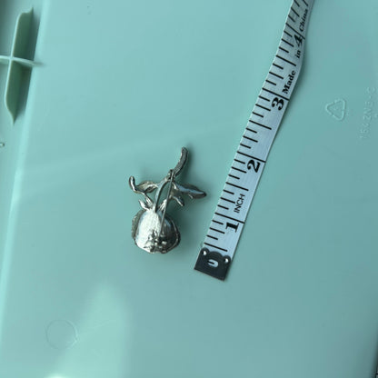 Vintage Silver Tone Rose Brooch with Faux Pearl – Elegant Floral Lapel Pin