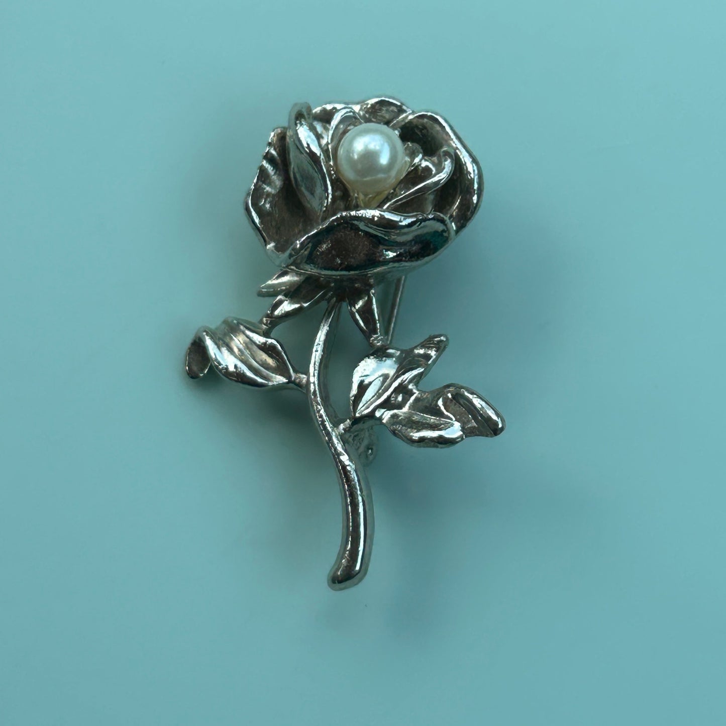 Vintage Silver Tone Rose Brooch with Faux Pearl – Elegant Floral Lapel Pin